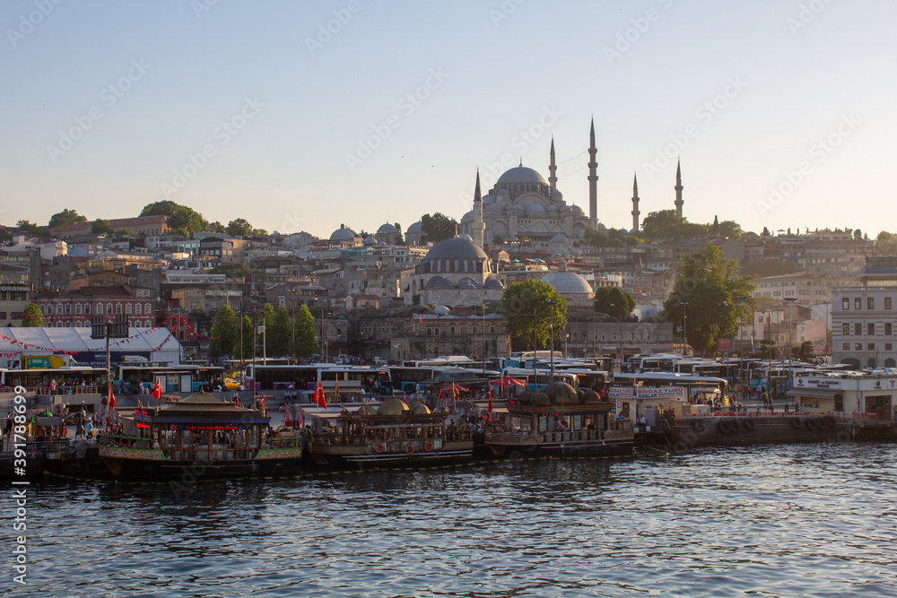 Blick auf den Hafen Istanbul Eminonu mit Moschee und Wahrzeichen