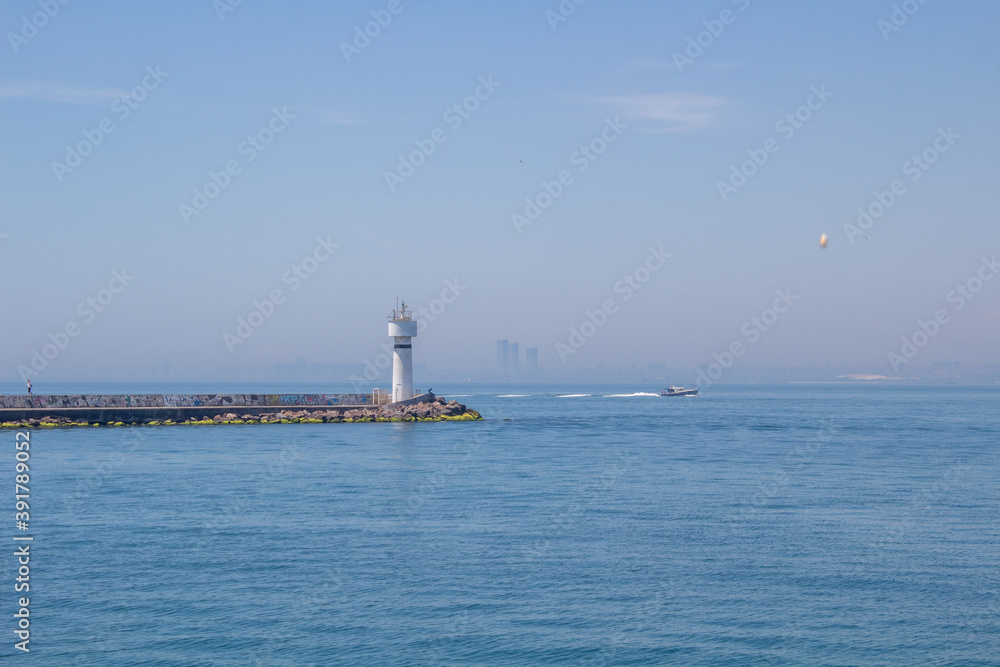 Istanbul Stadtblick vom Bosporus mit Fähre Turm und Brücke