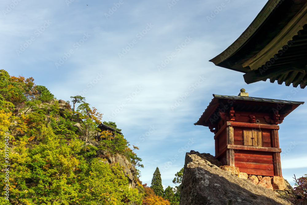 Fototapeta premium 秋空の山寺立石寺納経堂と紅葉