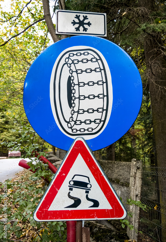 Road or traffic sign indicating that the snow chains are mandatory for vehicules