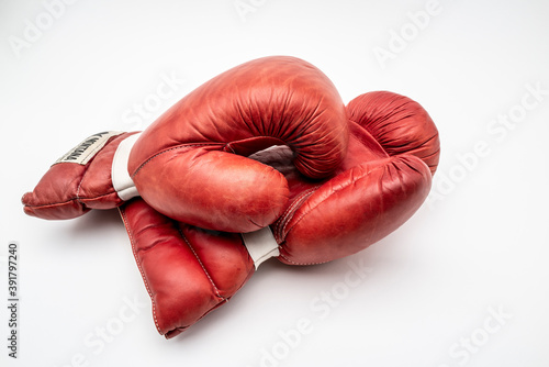 gants de boxe en cuir rouge