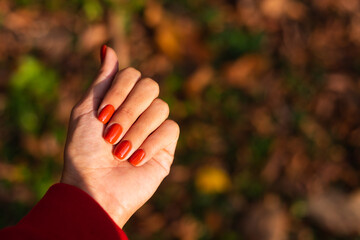Leinwandbilder Nagelstudio Orange Herbstmaniküre im Park  © Анастасия Каргаполов