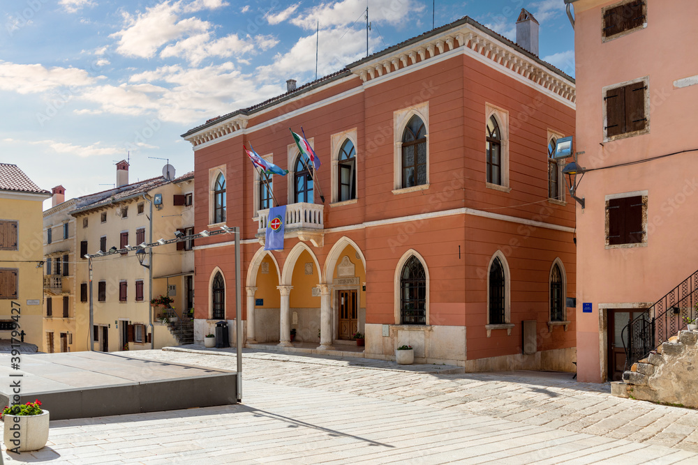 Rathaus und Marktplatz von Bale Valle in Kroatien,
