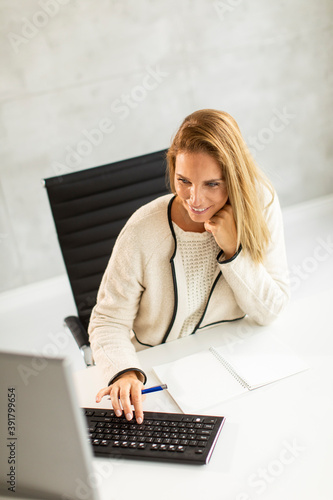 Bbeautiful businesswoman wo...