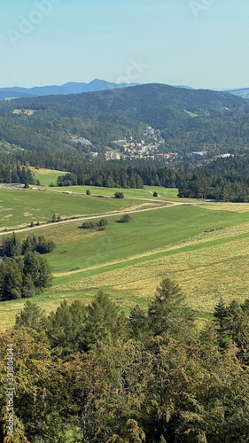 widok z wyciągu narciarskiegoj Słotwiny na góry Beskid Sądecki 