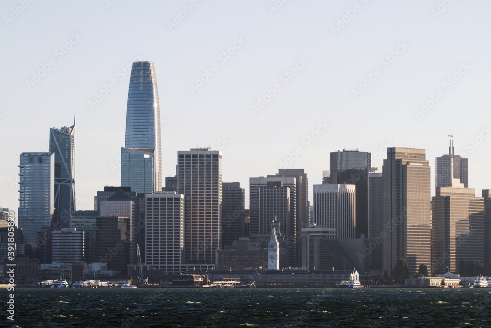 Obraz premium Beautiful sunny San Francisco skyline at sunrise