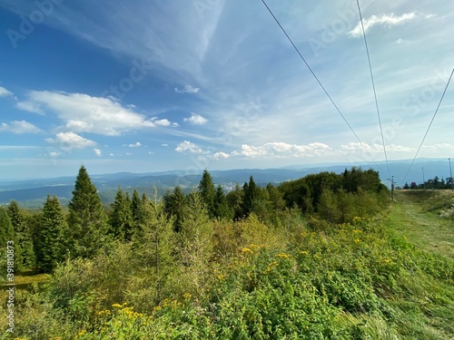 widok z Jaworzyny Krynickiej na góry Beskid Sądecki © Józef