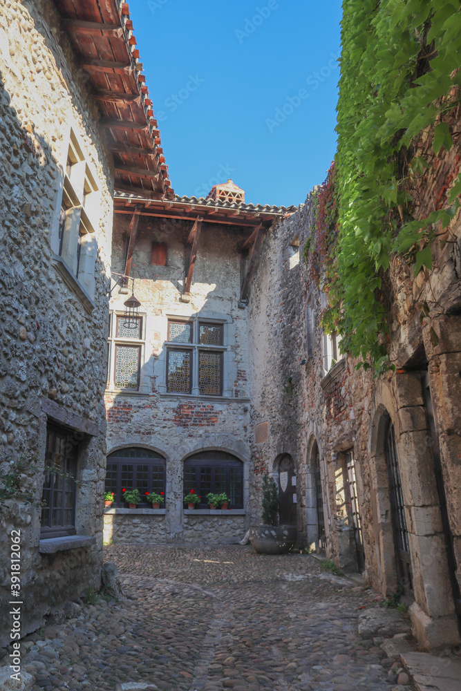 Auvergne-Rhône-Alpes - Ain - Pérouges - Cité médiévale  - Extérieur de l'ancienne maison des Princes de Savoie  aujourd'hui musée;