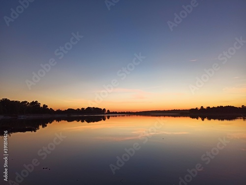 Оранжевый закат на озере © Артем Шостак