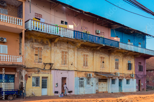 Edificio antiguo y decadente de estilo colonial, en el casco antiguio de la ciudad de Bissau, capital de Guinea Bissau photo