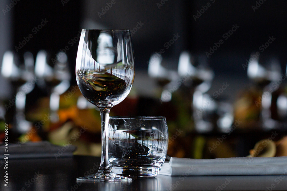 verre de vin et d'eau sur une table dans un restaurant parisien