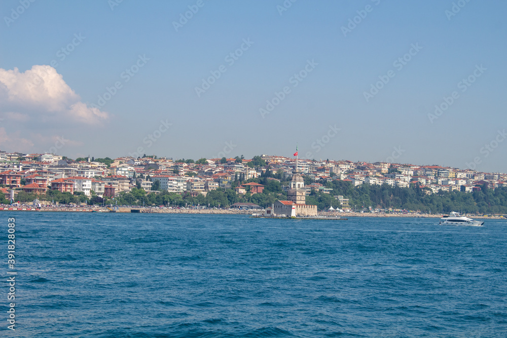 Istanbul Stadtblick vom Bosporus mit Fähre Turm und Brücke