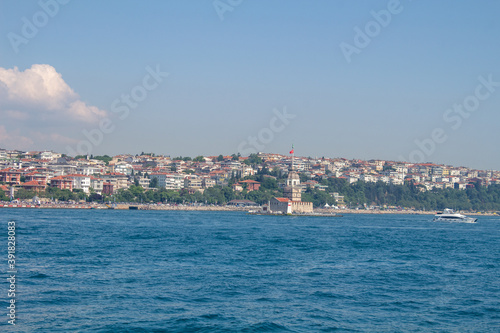 Istanbul Stadtblick vom Bosporus mit F  hre Turm und Br  cke