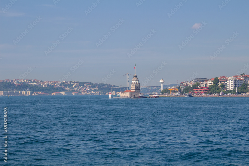 Istanbul Stadtblick vom Bosporus mit Fähre Turm und Brücke