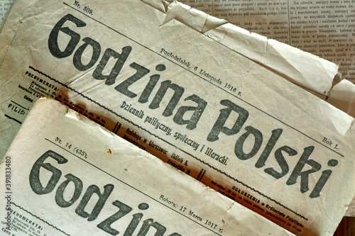 "Godzina Polski" - 1916 - polskojęzyczny dziennik z czasów I wojny światowej, kontrolowany przez Niemców - nazwę przekręcano na "Gadzina" stąd popularne w czasie II WŚ słowo "gadzinówka"