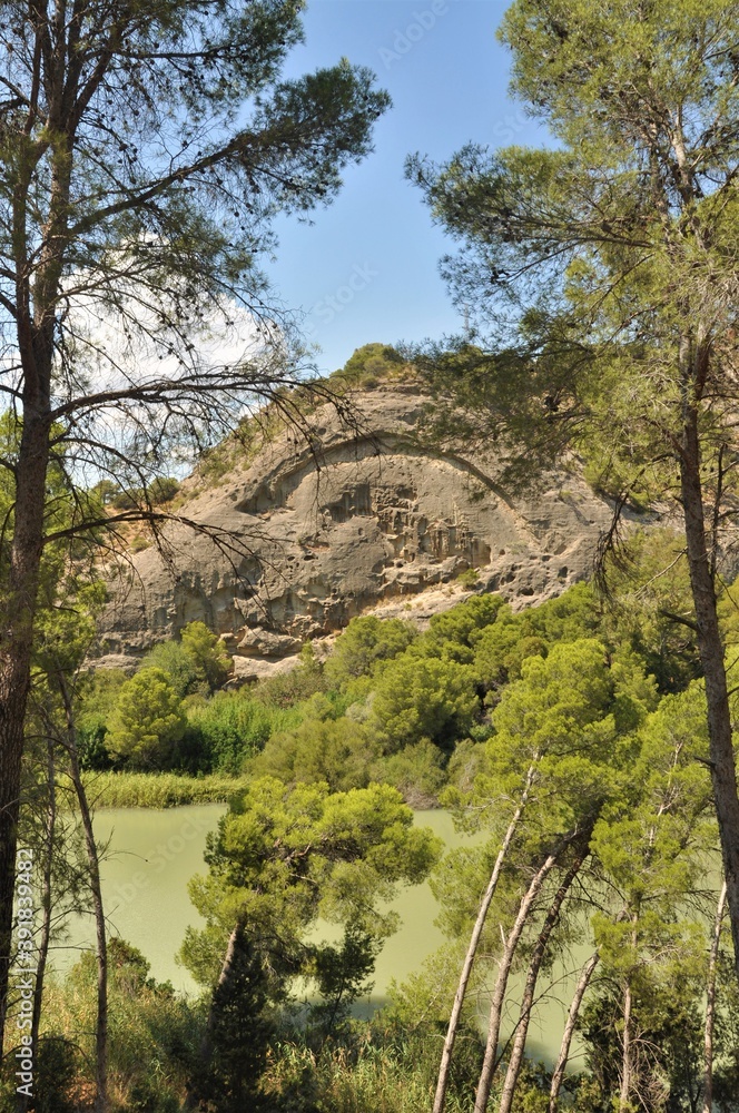 Formación geológica llamada Arco Gótico vista desde la parte inicial del Caminito del Rey