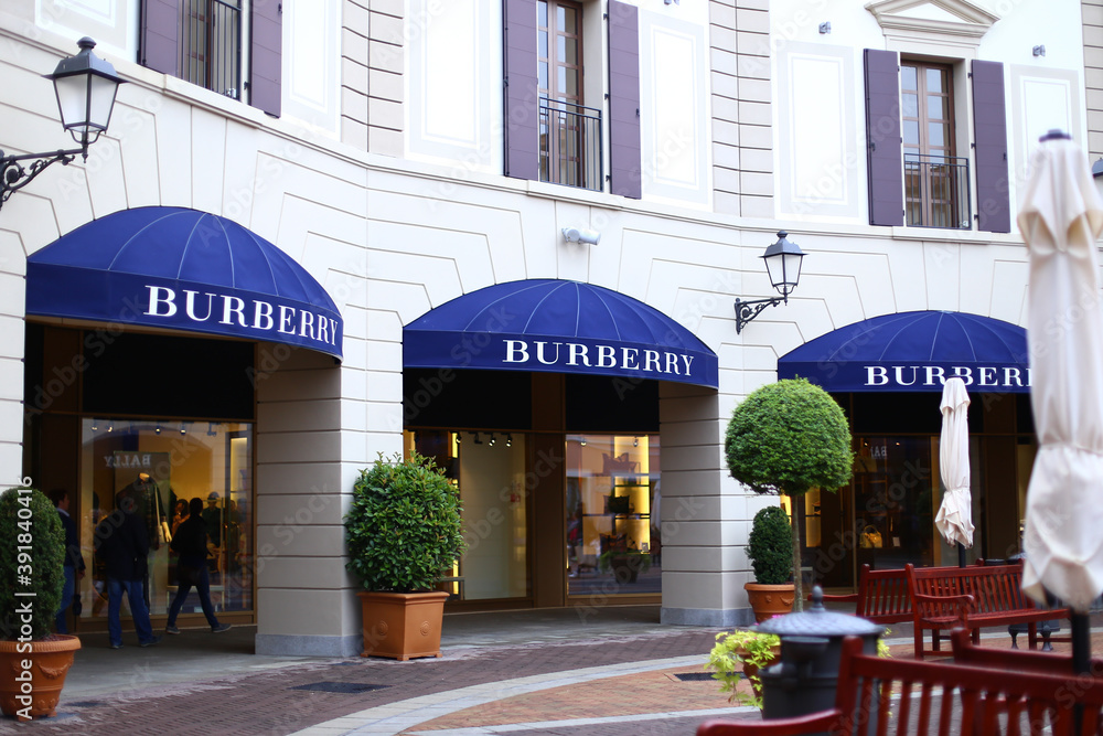 Venezia/Italy – 08.09.2019: Shop window Burberry Outlet Village Noventa di  Piave with bags, backpacks, travel bags, sale price signs and passing  shoppers and passers-by. Stock Photo | Adobe Stock