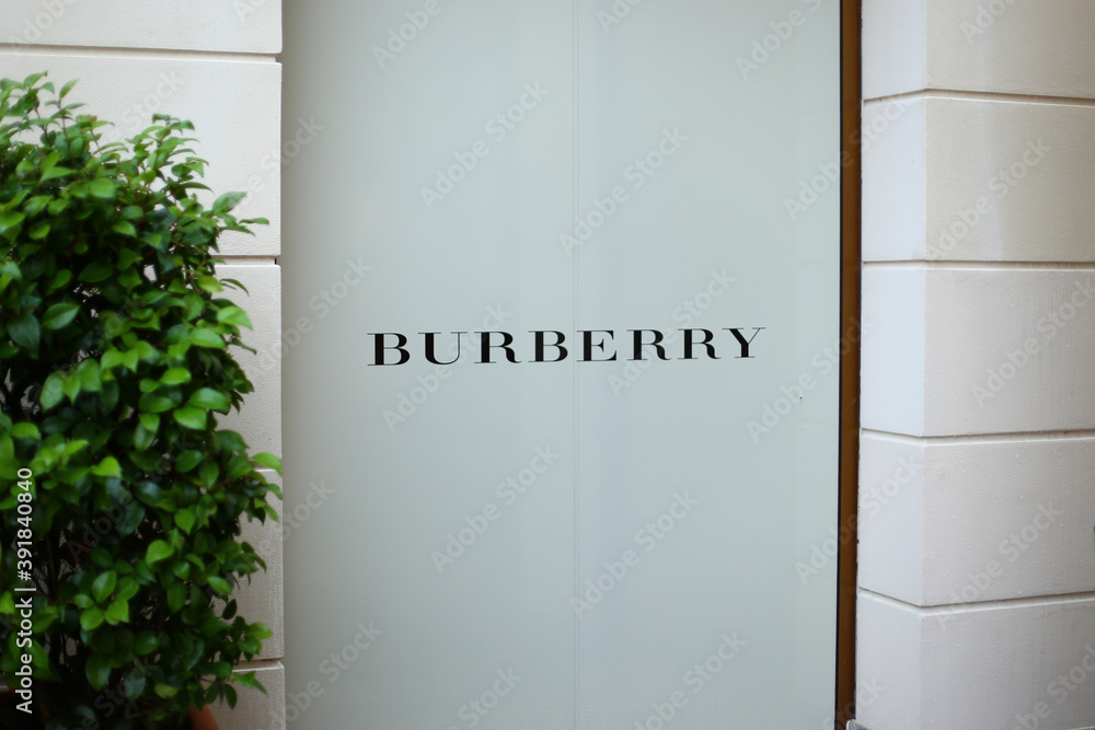 Venezia/Italy – 08.09.2019: Shop window Burberry, Outlet Village Noventa di  Piave. Stone wall and bush tree. Season shopping of luxury brand perfume,  bags,belts clothes and accessories by sale prices Stock Photo