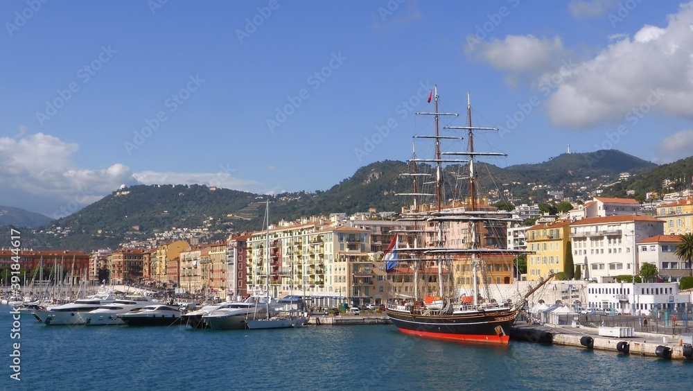 Ville de Nice, panorama sur le port Lympia au bord de la mer Méditerranée, avec un vieux bateau trois-mâts à quai (France)