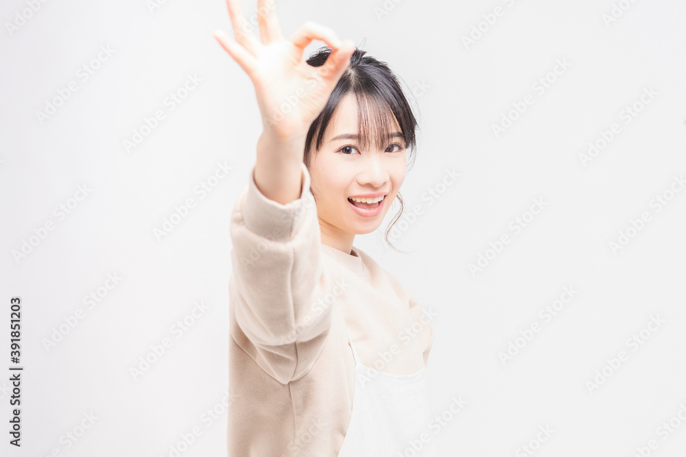 OKのジェスチャーをする若い女性 OKのジェスチャーをする若い女性