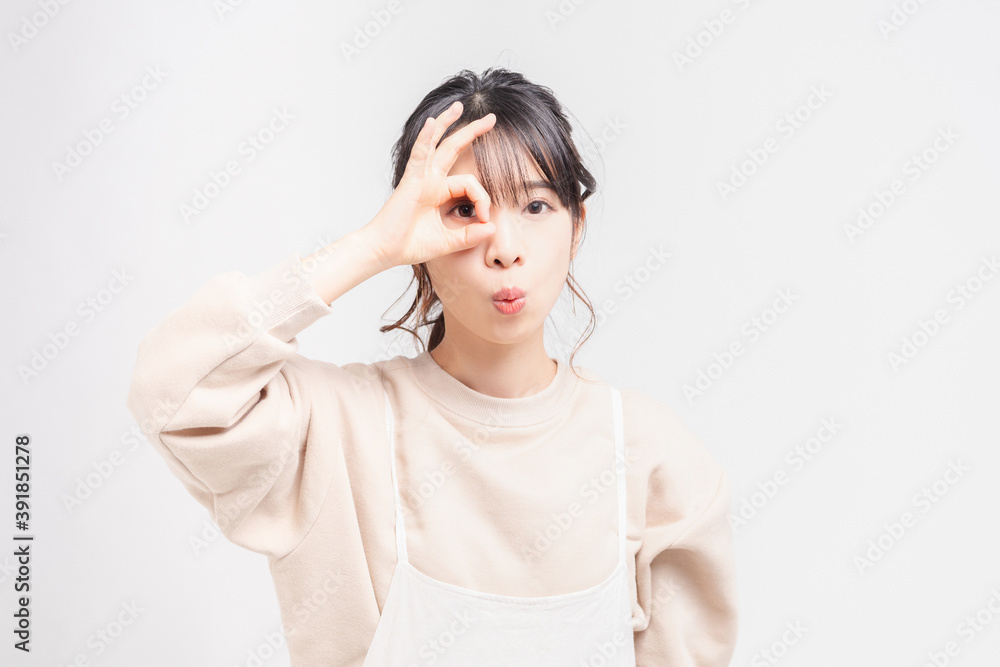 OKのジェスチャーをする若い女性 OKのジェスチャーをする若い女性