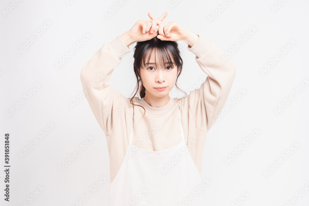 NGのジェスチャーをする若い女性