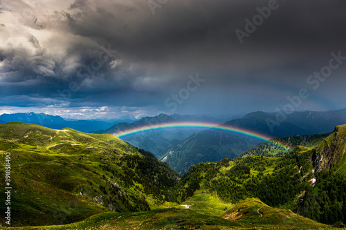 Regenbogen über den Alpen