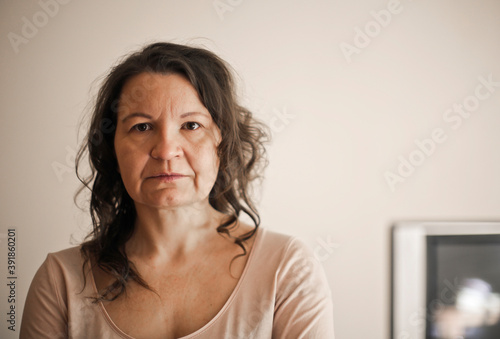 Quadro em tela adult woman portrait with serious expression