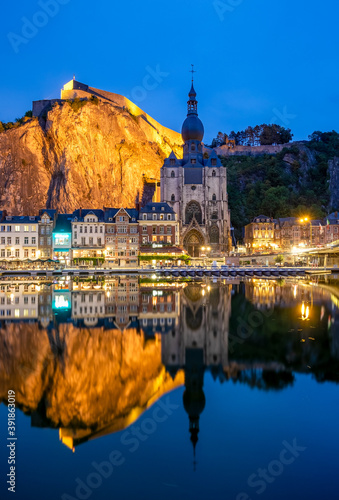 Cuadro en lienzo Scenic view of the town Dinant reflected in the river Meuse
