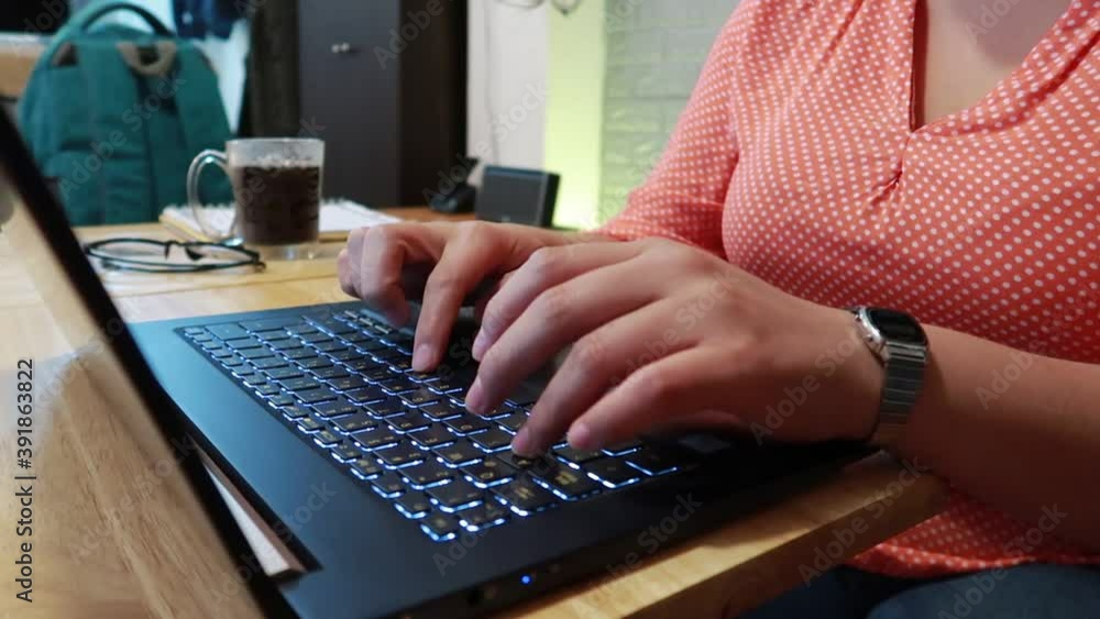 Manos en teclado de computadora