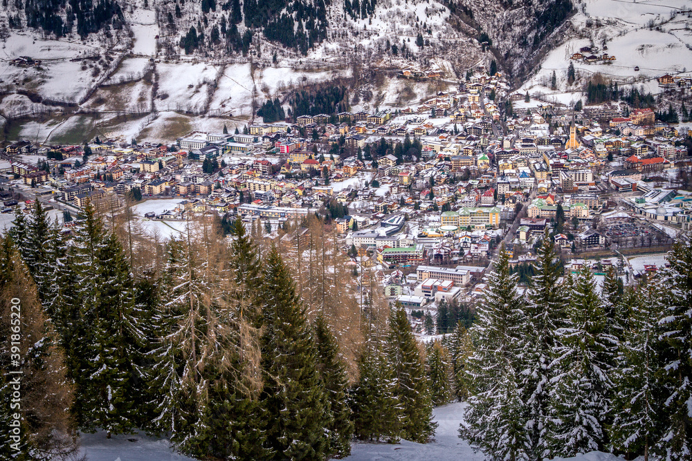 Fototapeta premium Famous Austria's resort town of Bad Gastein in Alps mountains. Frosty winter day