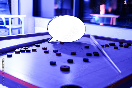 Obraz na plátně Novuss (korona) table with discs and cue stics and speach bubble