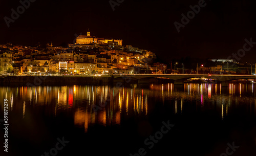 Noturno de Coimbra com a Universidade e o rio Mondego