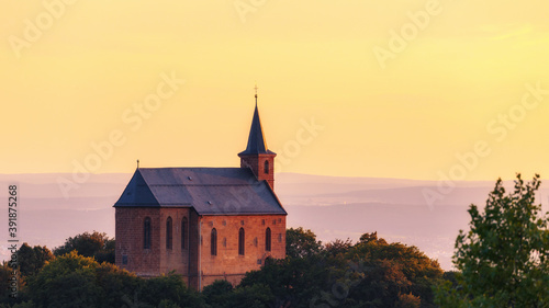Fränkischer Sommer im Norden von Bayern in einer schönen Hügellandschaft bei Sonnenuntergang in Oberfranken © andiz275