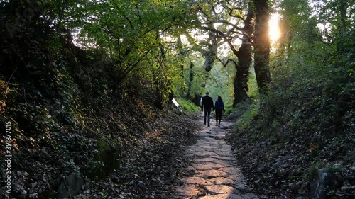 Monte Tuscolo. Innamorati passeggiano sull'antica strada Romana.