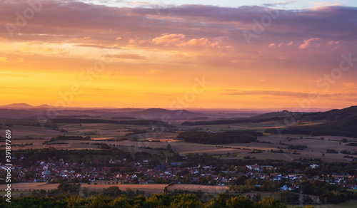 Romantische fränkische Sommerlandschaft im Abendrot in Bayern in Oberfranken bei Sonnenuntergang in den Hügeln
