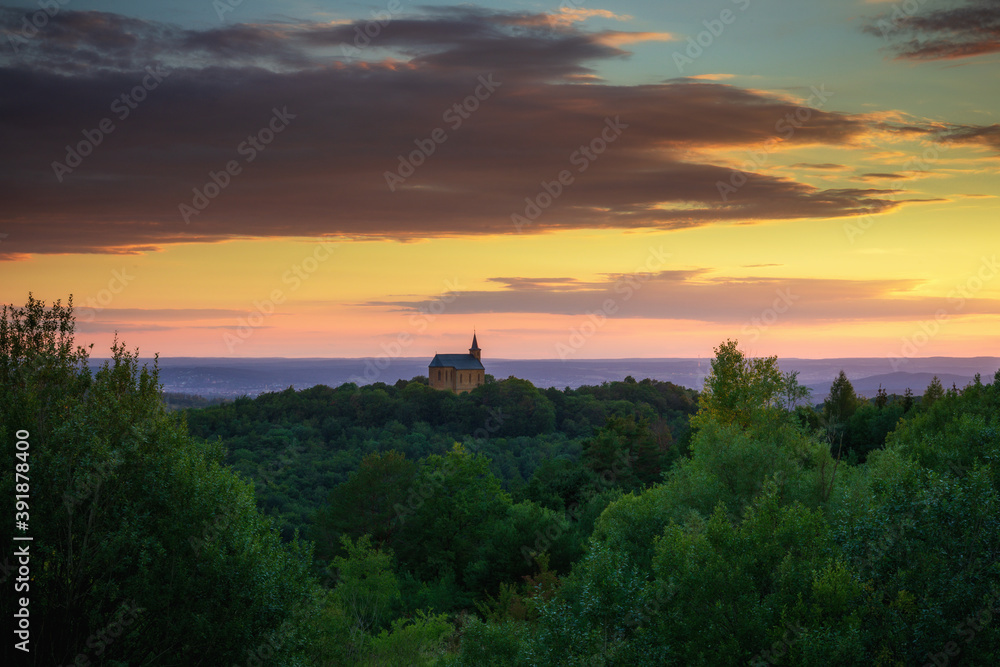 Fototapeta premium Romantische fränkische Sommerlandschaft im Abendrot in Bayern in Oberfranken bei Sonnenuntergang in den Hügeln
