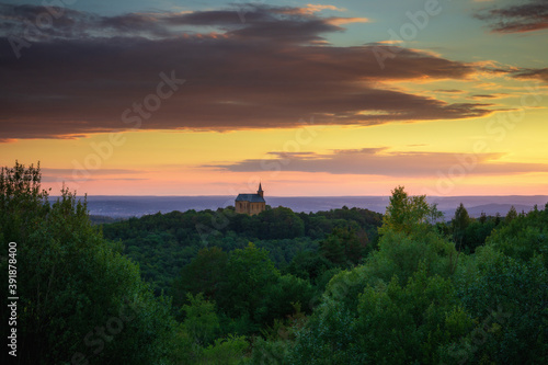 Romantische fränkische Sommerlandschaft im Abendrot in Bayern in Oberfranken bei Sonnenuntergang in den Hügeln © andiz275