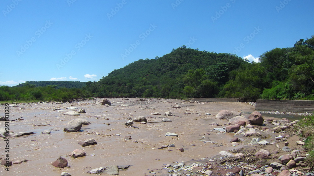 Vista de un río de montaña con poco profundidad y rocas en el cauce. Vista de un río de montaña con poco profundidad y rocas en el cauce.