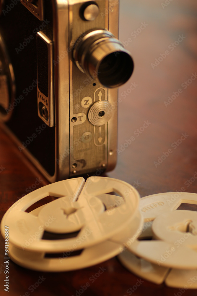 Naklejka premium Retro camera on the table