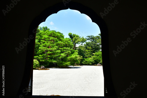 建仁寺　花頭窓（額縁）からの枯山水庭 photo