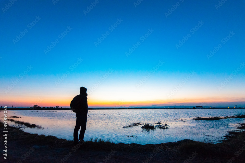 Joven observando el ocaso en la Albufera de València
Young man watching the sunset in the Albufera de València
