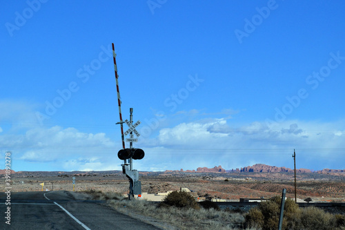 Obraz na płótnie Crossroad on the road to the Arches National Park, Moab, Utah w salonie