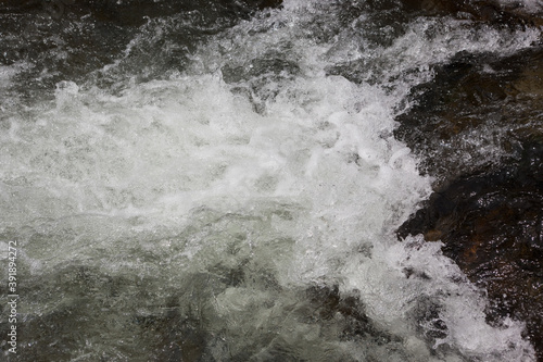 観音滝公園を流れる穴川の清流 