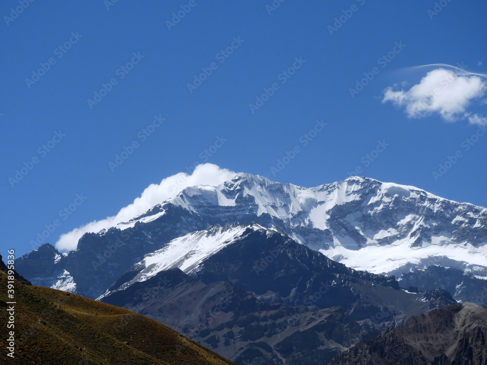 montaña de picos nevados