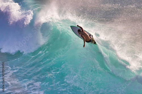 Hard charging silhouetted surfer on a gorgeous aqumarine wave on Maui Fototapet