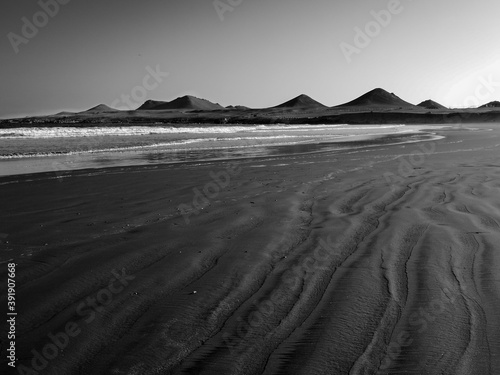 montañas en la playa © julio