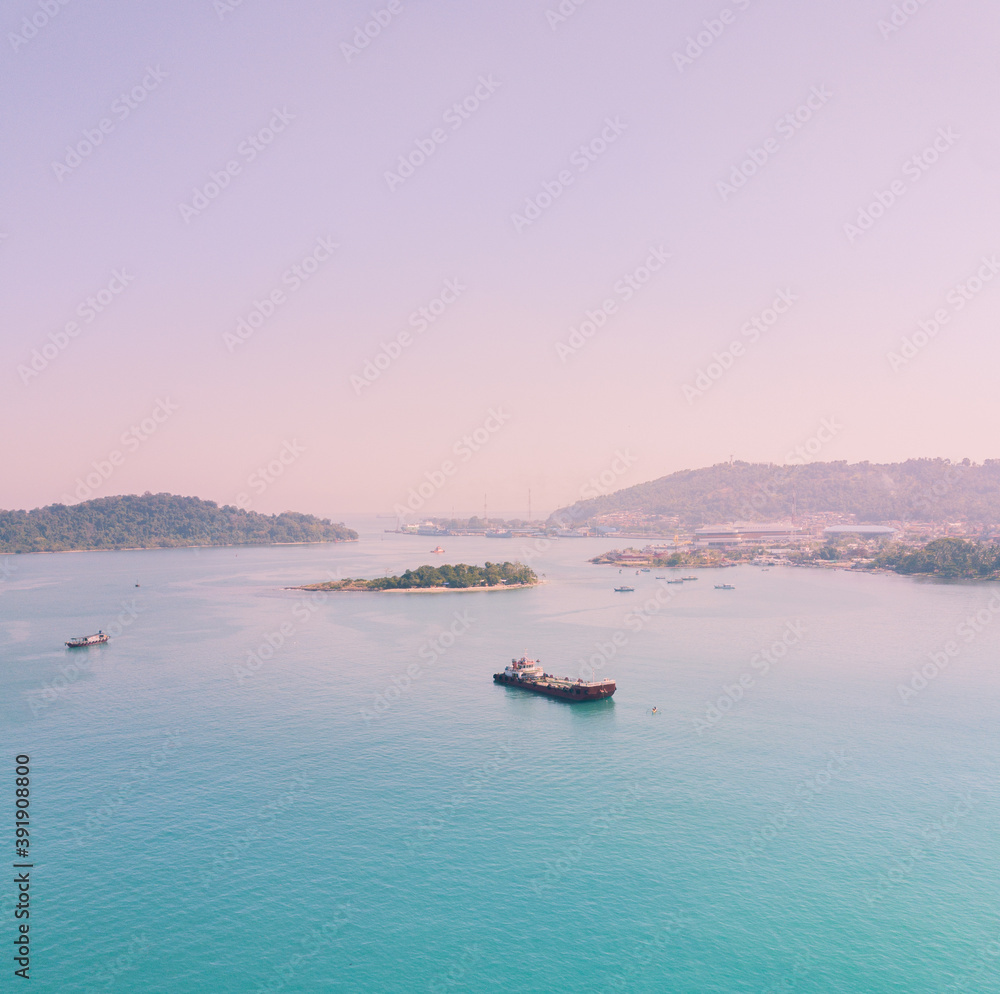 Naklejka premium boat on the sea