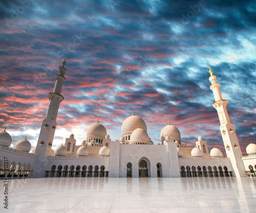 Skeikh Zayed Mosque exterior view at dusk, Abu Dhabi
