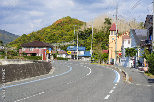海沿いのS字カーブをえがく道　広島県尾道市